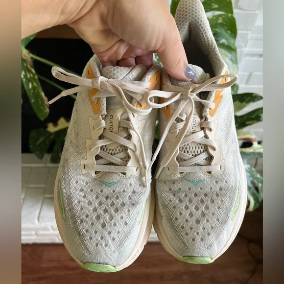 HOKA - Clifton 9 Vanilla / Astral Running Shoes - Picture 8 of 13